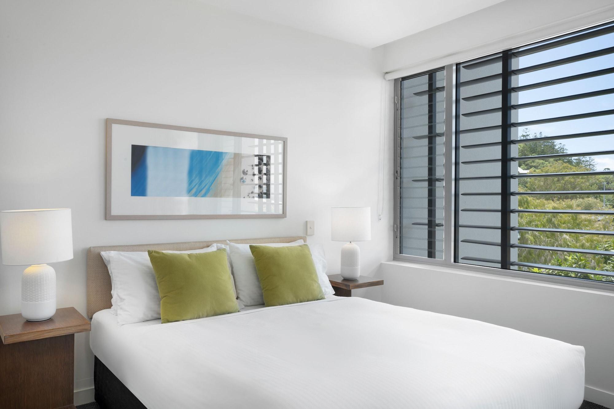 Peppers Blue On Blue Hotell Nelly Bay Exteriör bild A bedroom at the hotel