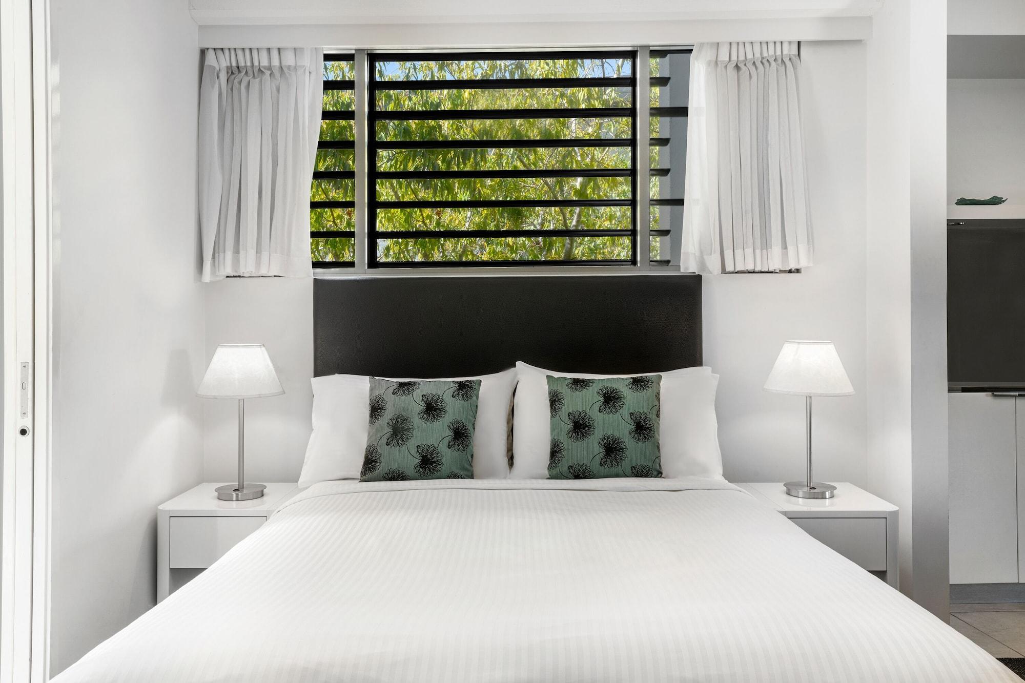 Peppers Blue On Blue Hotell Nelly Bay Exteriör bild A bedroom at the hotel