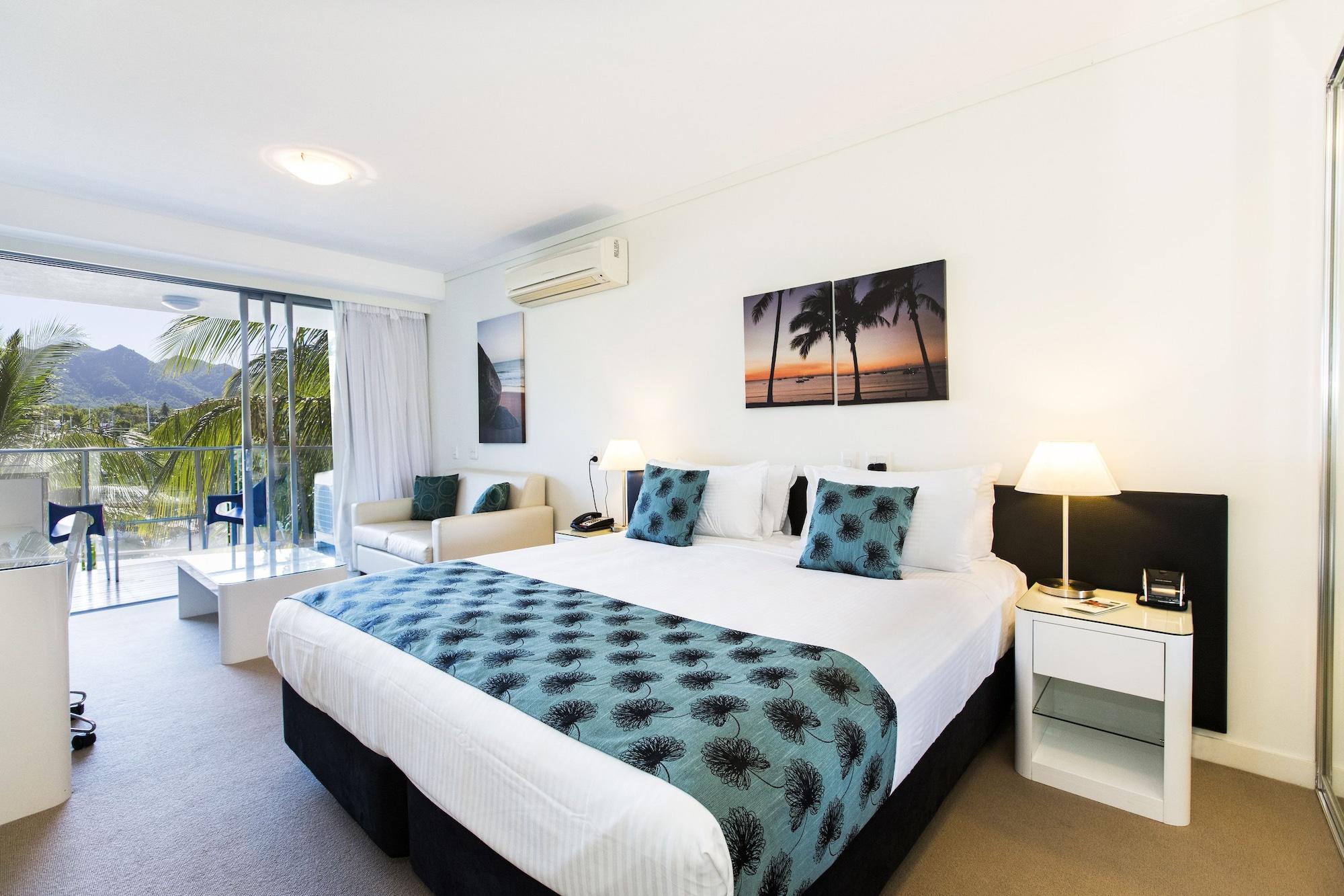 Peppers Blue On Blue Hotell Nelly Bay Exteriör bild A typical hotel room