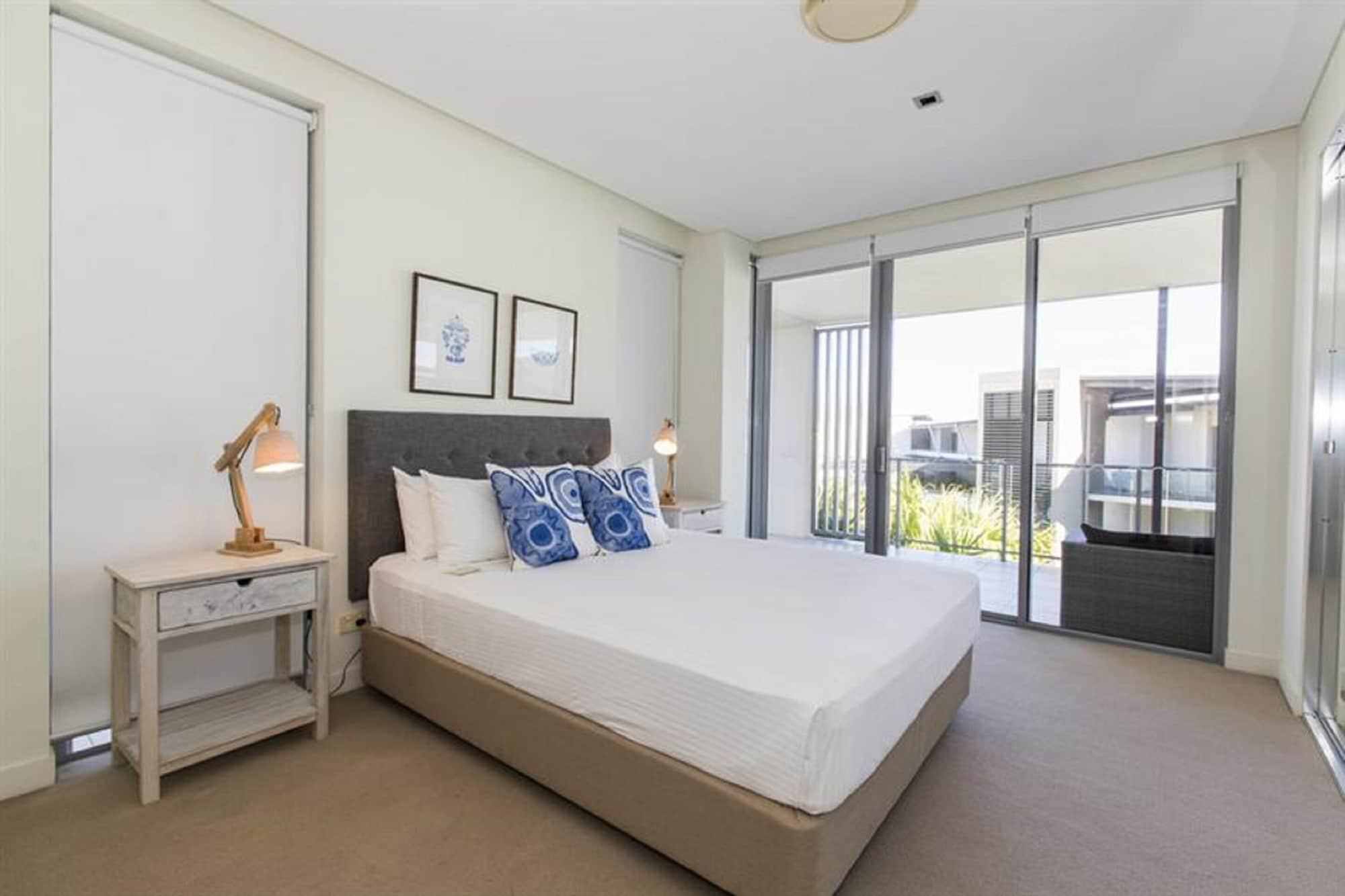 Peppers Blue On Blue Hotell Nelly Bay Exteriör bild A bedroom in a typical apartment