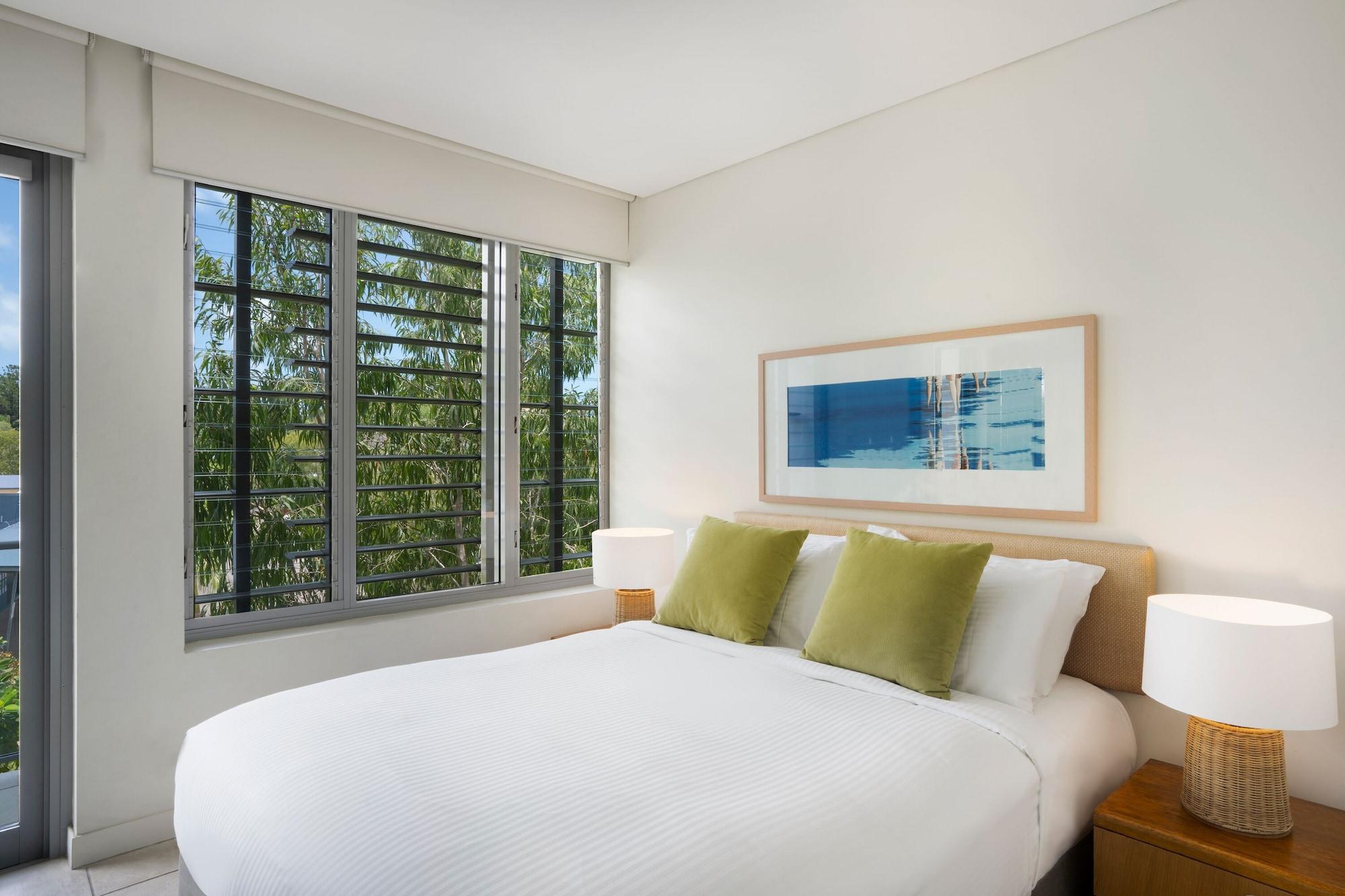 Peppers Blue On Blue Hotell Nelly Bay Exteriör bild A bedroom at the hotel
