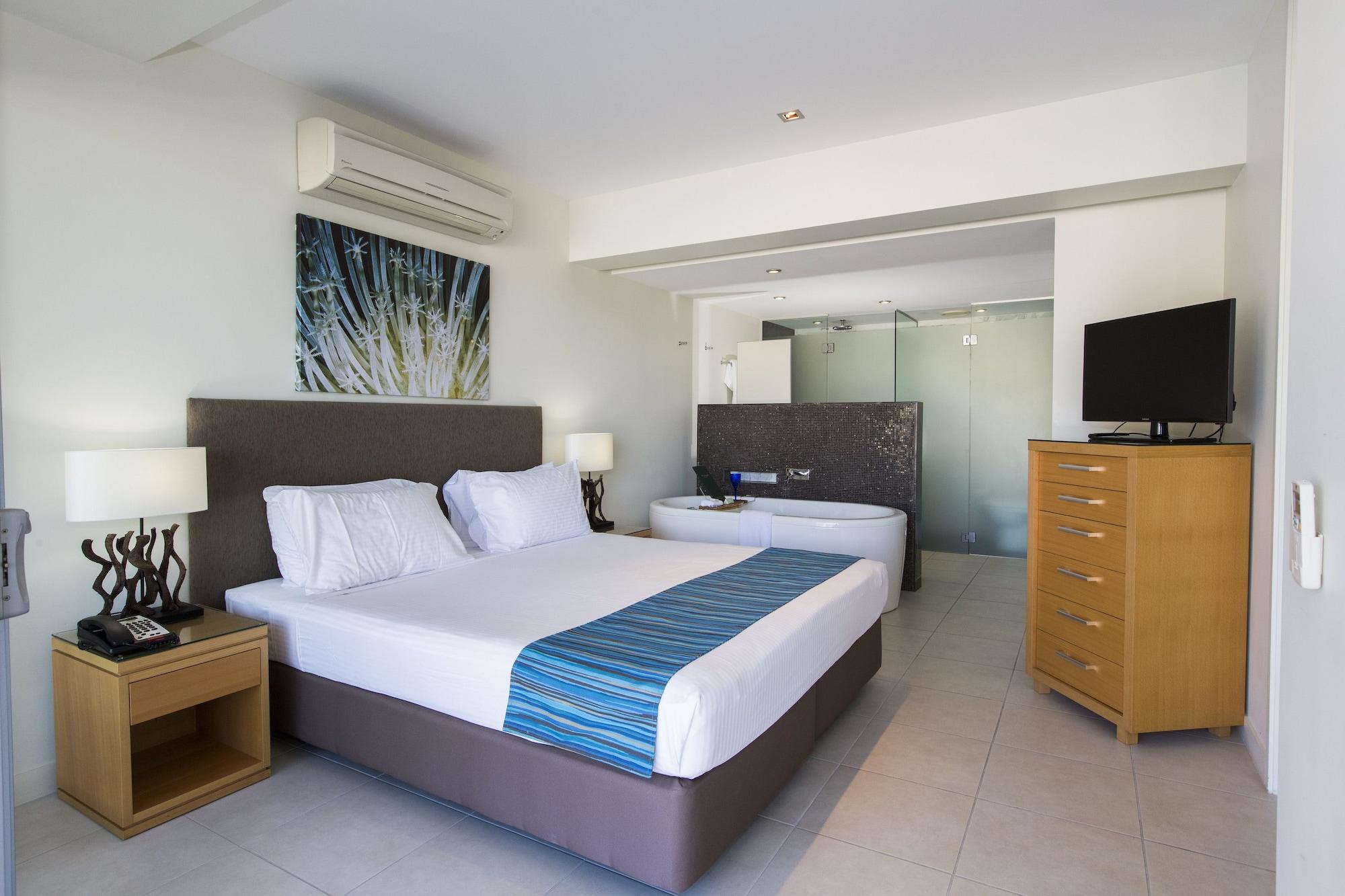 Peppers Blue On Blue Hotell Nelly Bay Exteriör bild A bedroom at the Mantra on Saltwater Island