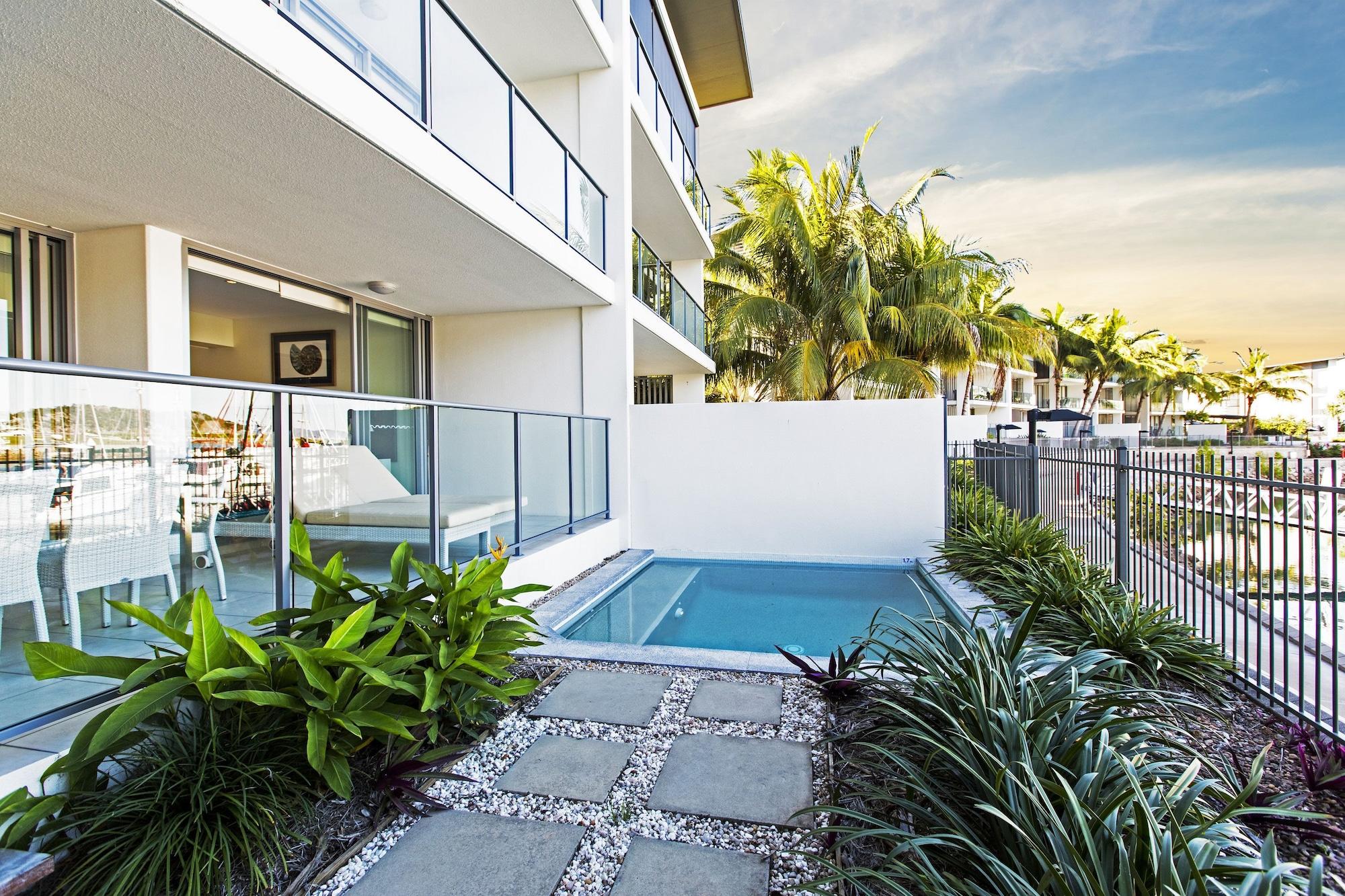 Peppers Blue On Blue Hotell Nelly Bay Exteriör bild A pool at a private residence