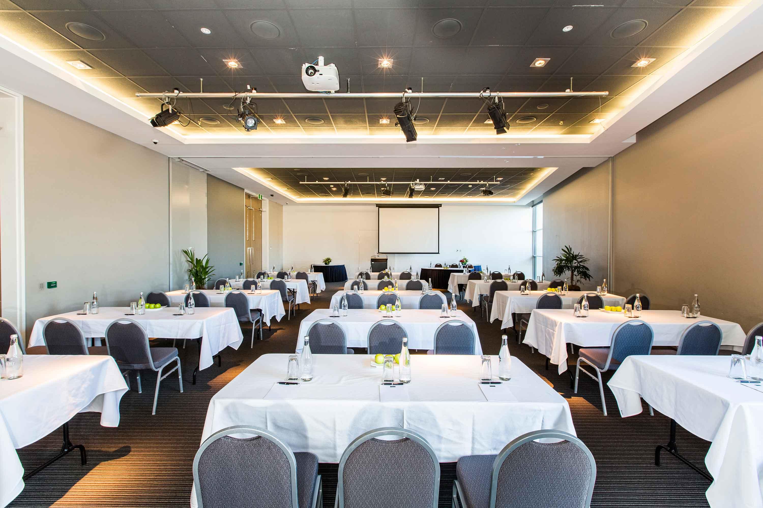 Peppers Blue On Blue Hotell Nelly Bay Exteriör bild The conference room