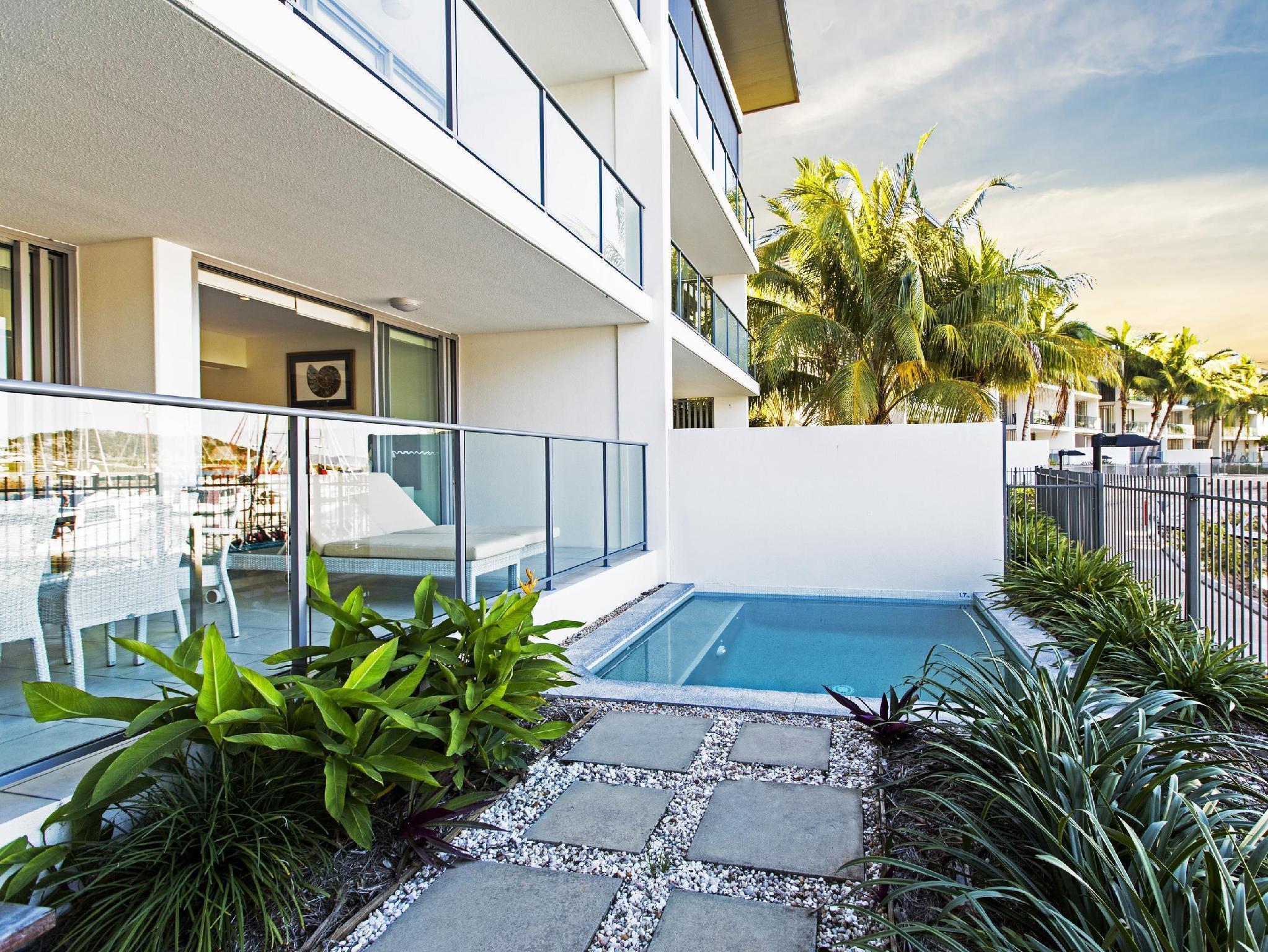 Peppers Blue On Blue Hotell Nelly Bay Exteriör bild A pool at a private residence in Miami