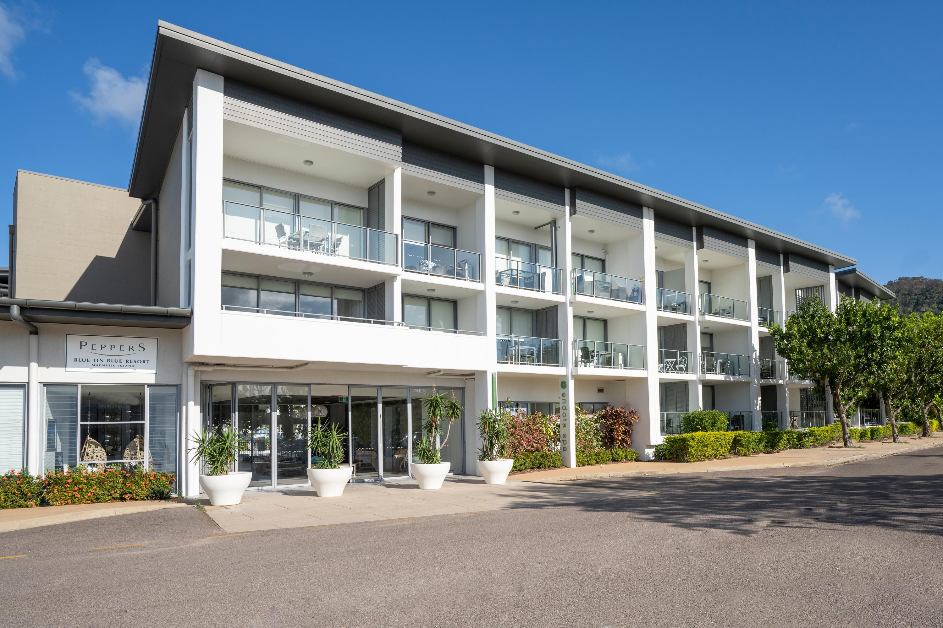 Peppers Blue On Blue Hotell Nelly Bay Exteriör bild The Peak Hotel