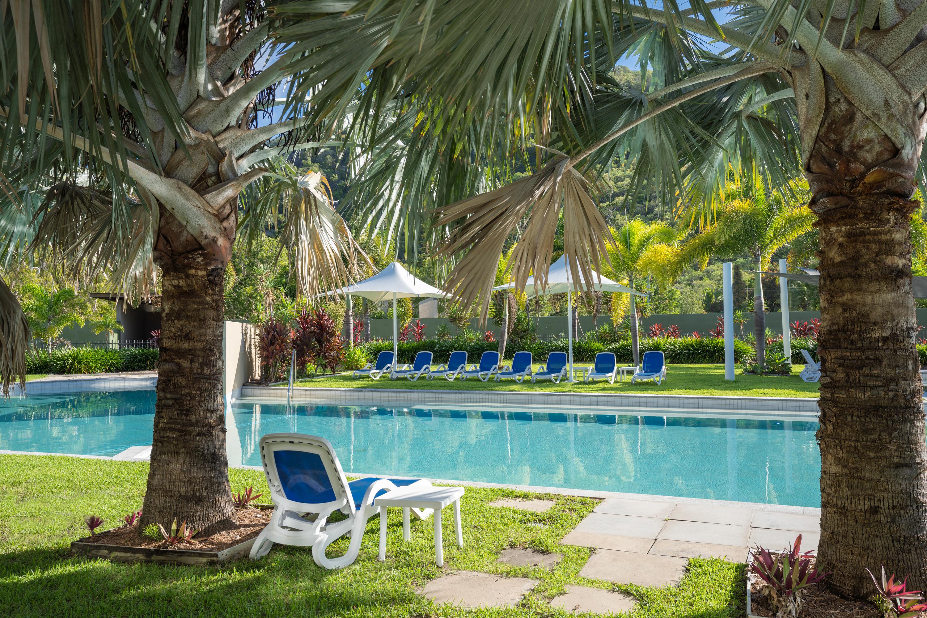 Peppers Blue On Blue Hotell Nelly Bay Exteriör bild The pool at the resort