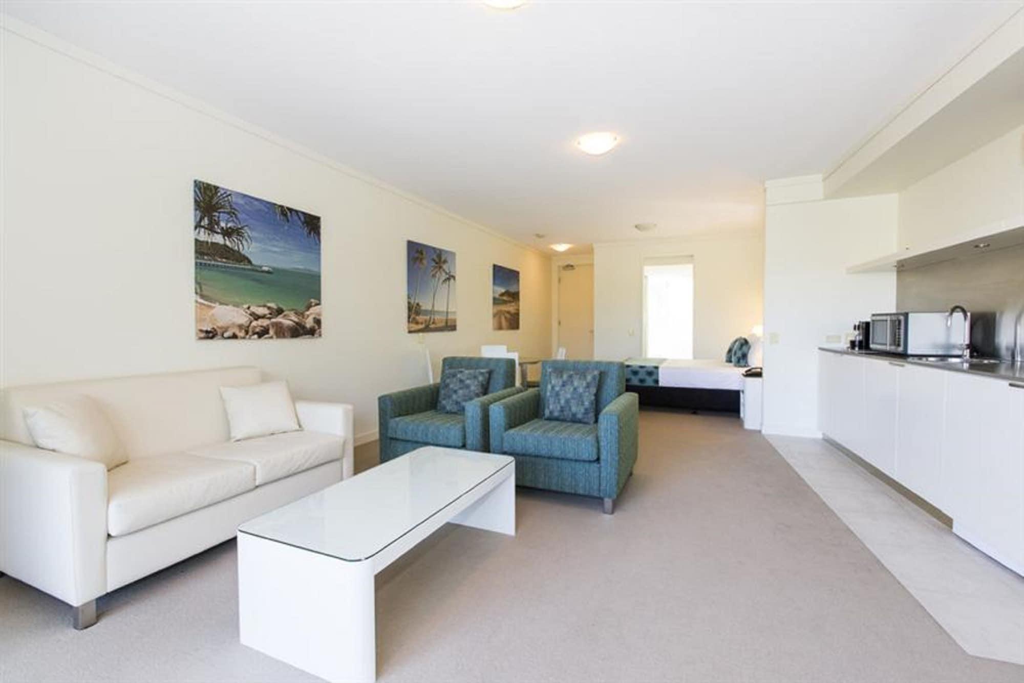 Peppers Blue On Blue Hotell Nelly Bay Exteriör bild Studio apartment