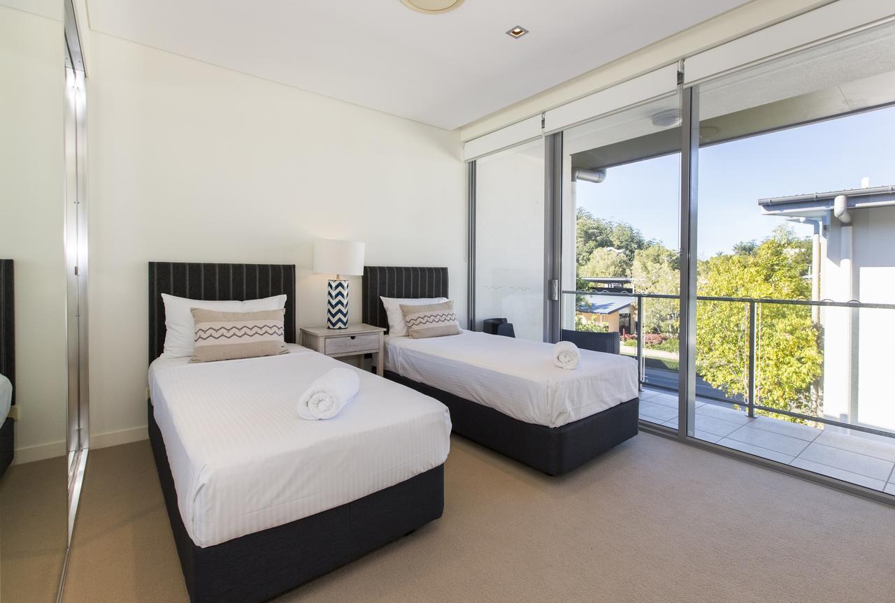 Peppers Blue On Blue Hotell Nelly Bay Exteriör bild A bedroom with two single beds