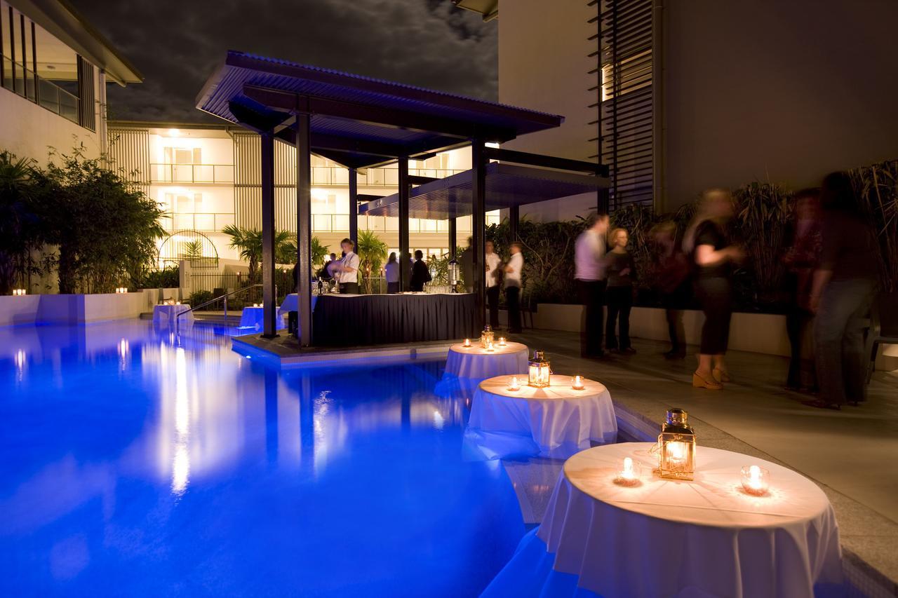Peppers Blue On Blue Hotell Nelly Bay Exteriör bild The pool at the hotel