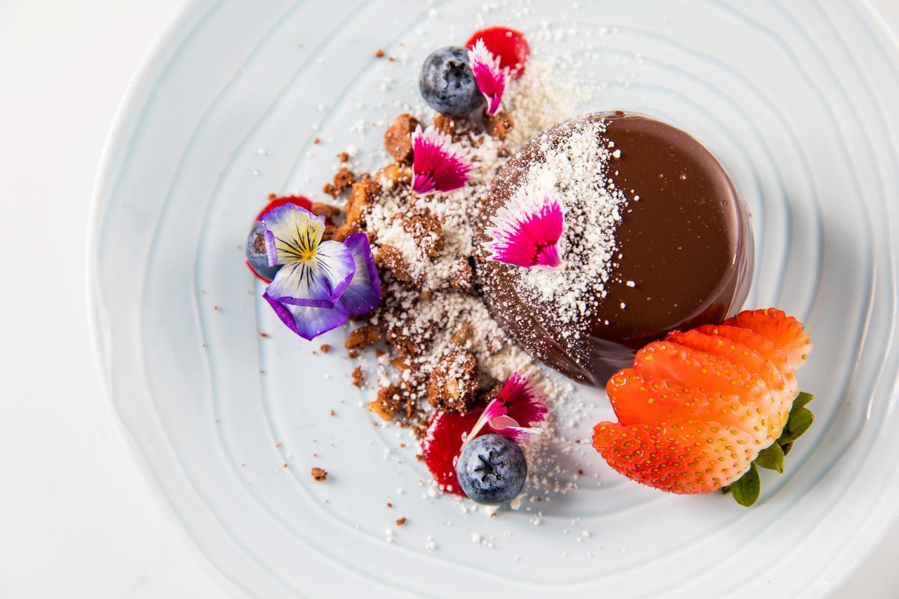 Peppers Blue On Blue Hotell Nelly Bay Exteriör bild A chocolate dessert