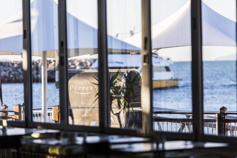 Peppers Blue On Blue Hotell Nelly Bay Exteriör bild The interior of the restaurant