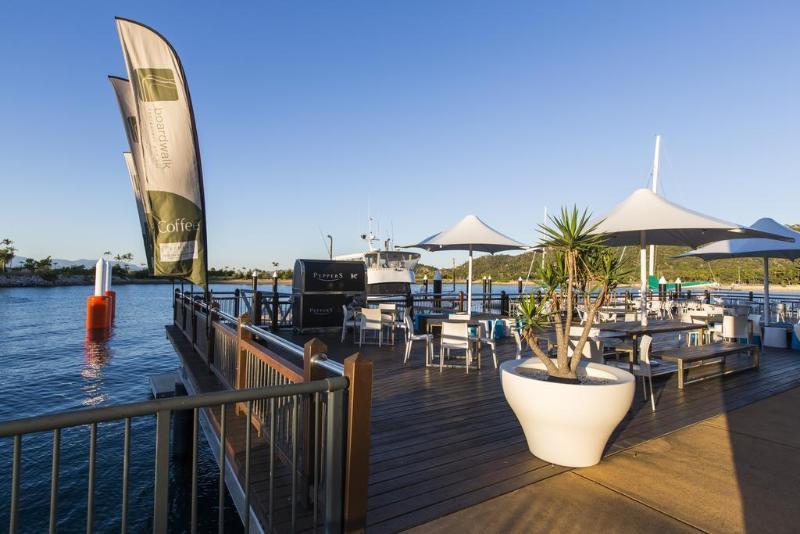 Peppers Blue On Blue Hotell Nelly Bay Exteriör bild The Deck at Mooloolaba Marina