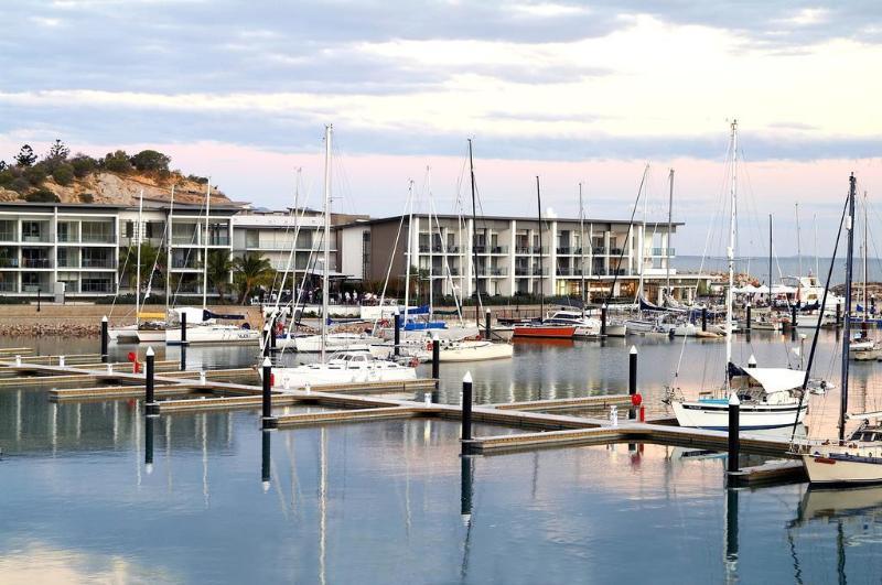 Peppers Blue On Blue Hotell Nelly Bay Exteriör bild The Marina at Tumby Bay
